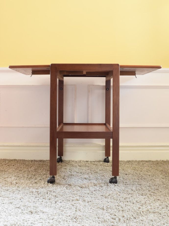 両方のリーフを開いた伸長式ワゴン