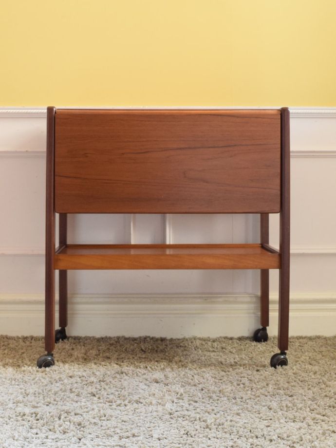 アンティークワゴンの後ろ姿