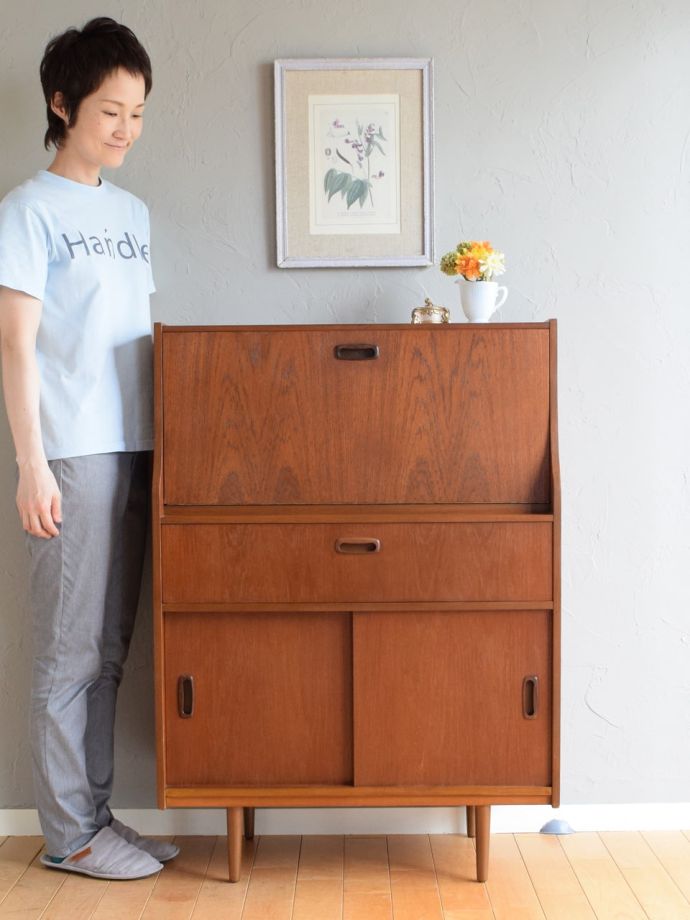 イギリスから届いたビンテージのおしゃれな収納付きデスク、北欧