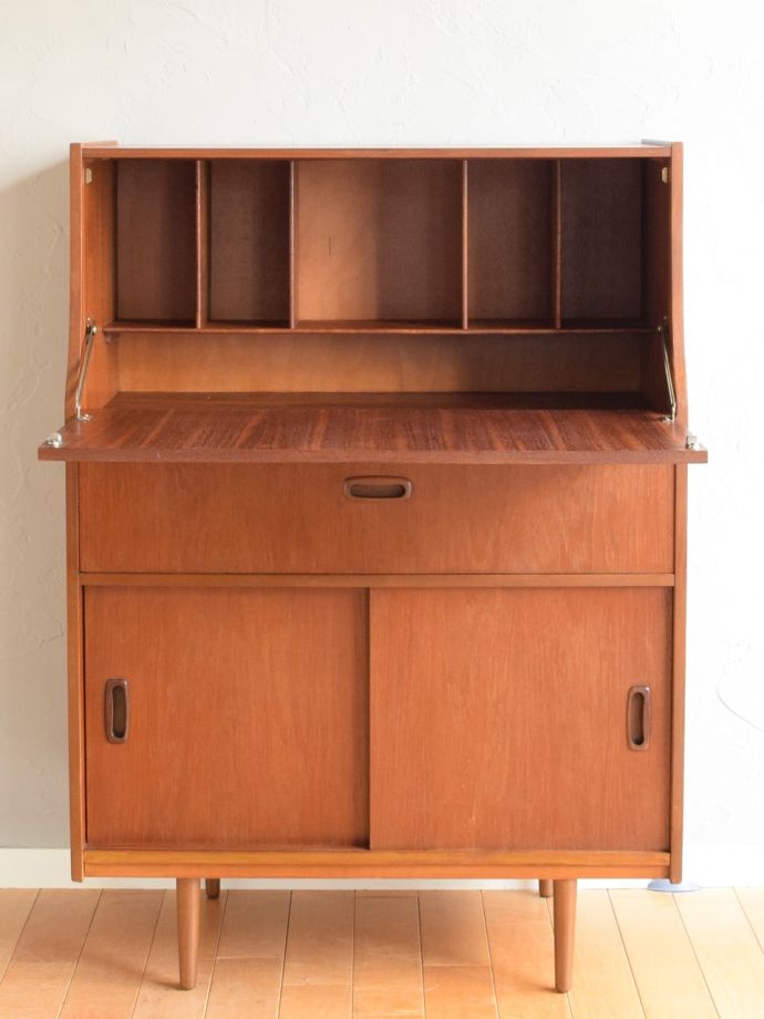 イギリスから届いたビンテージのおしゃれな収納付きデスク、北欧