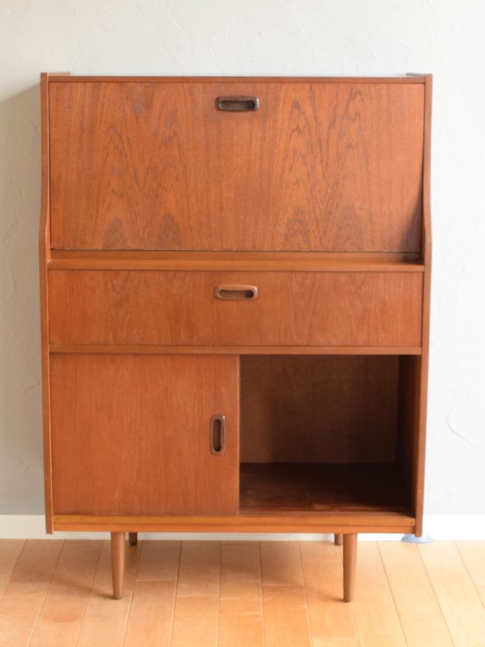 イギリスから届いたビンテージのおしゃれな収納付きデスク、北欧