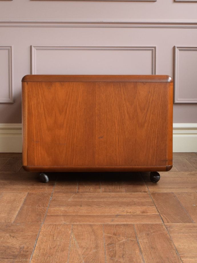 ビンテージテーブルの側面