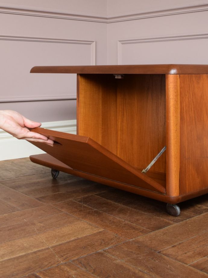 ローテーブルのフラップ扉