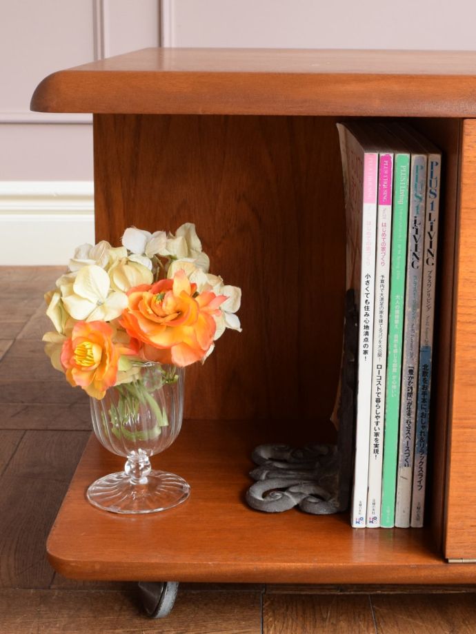 収納たっぷりのローテーブル