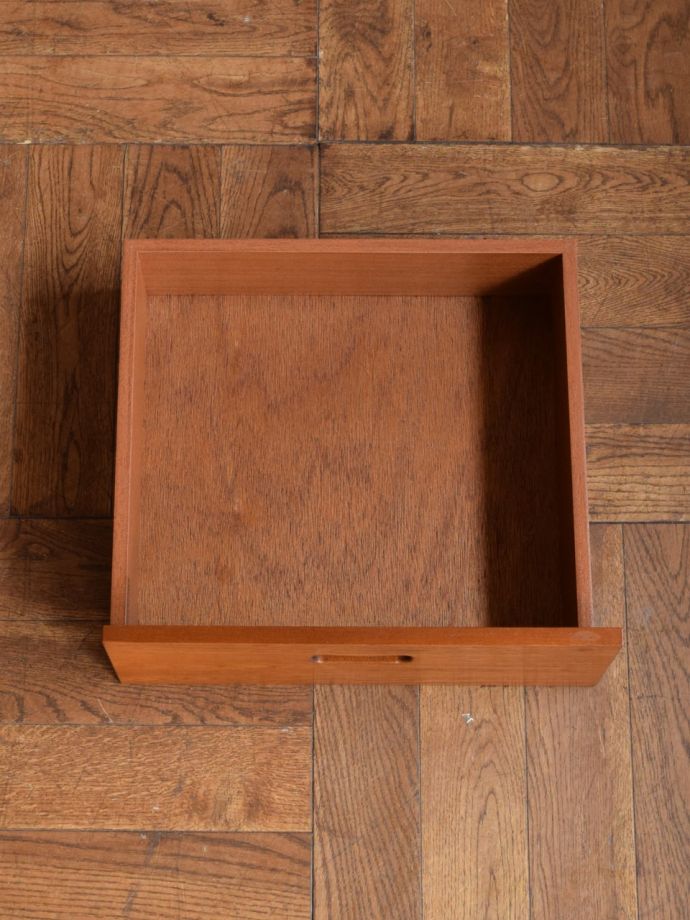 ビンテージ家具の引き出しの中