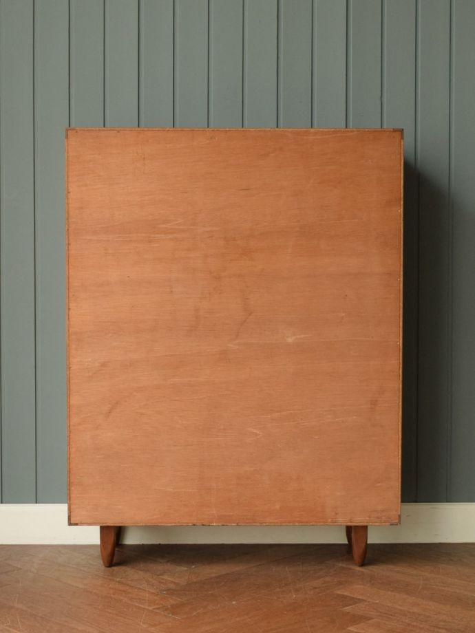 キャビネットの後ろ姿