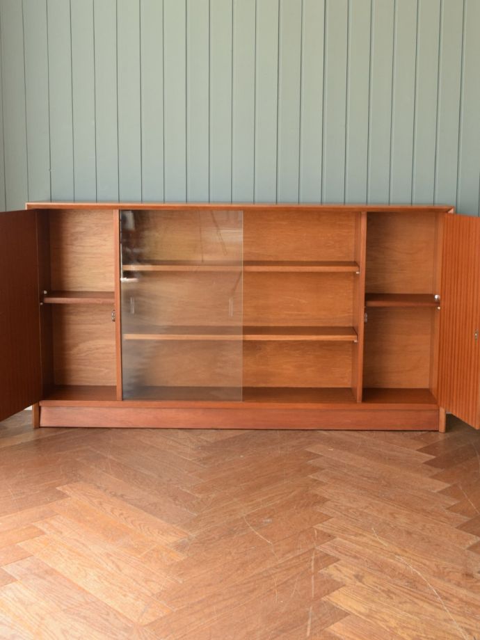 ヴィンテージキャビネットの扉の中