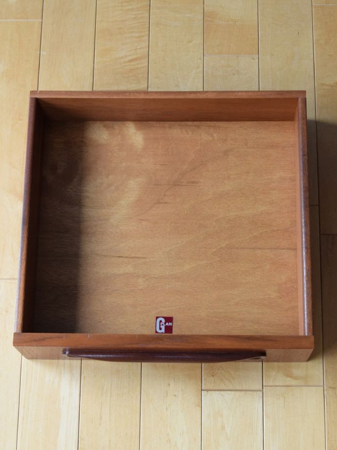 サイドチェストの引き出しの中