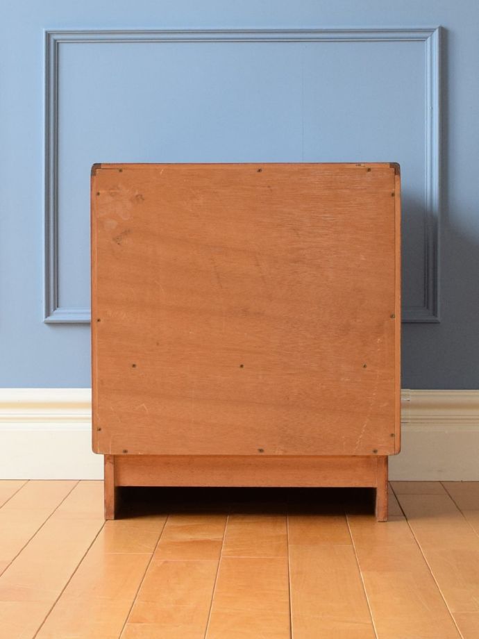 サイドチェストの裏側