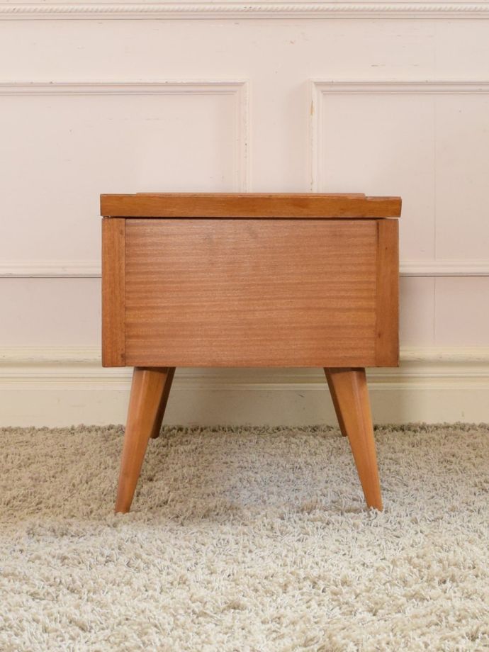 ビンテージ家具の側面