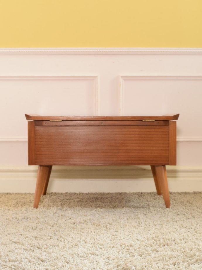 ビンテージ家具の後ろ姿