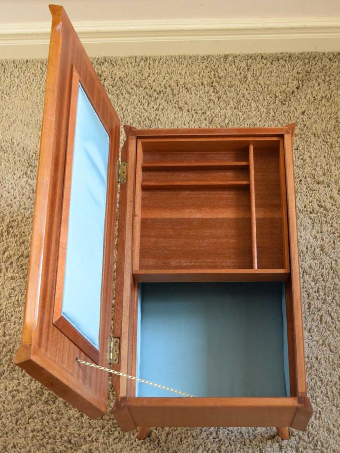 天板の下は小物入れになっています