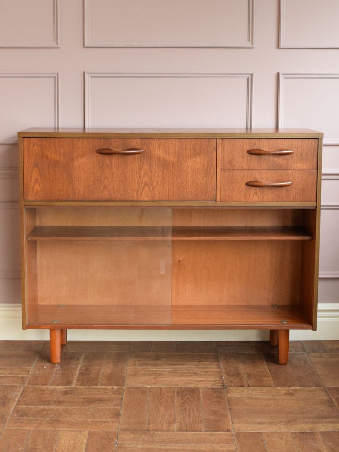 ヴィンテージキャビネットの扉の中