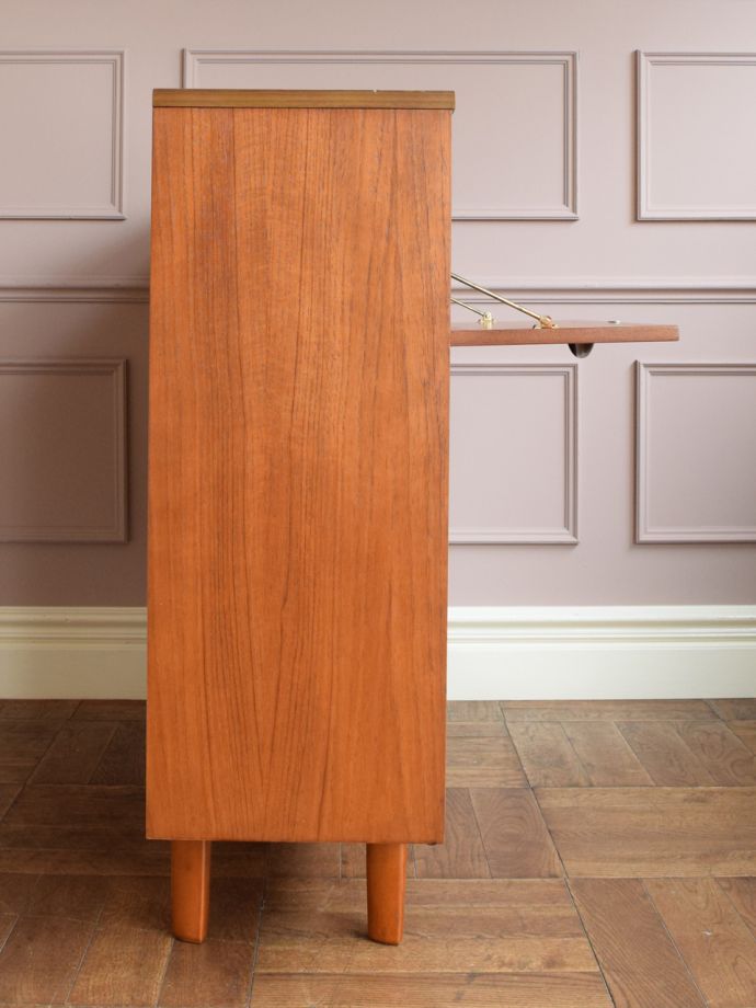 ビンテージキャビネットの側面