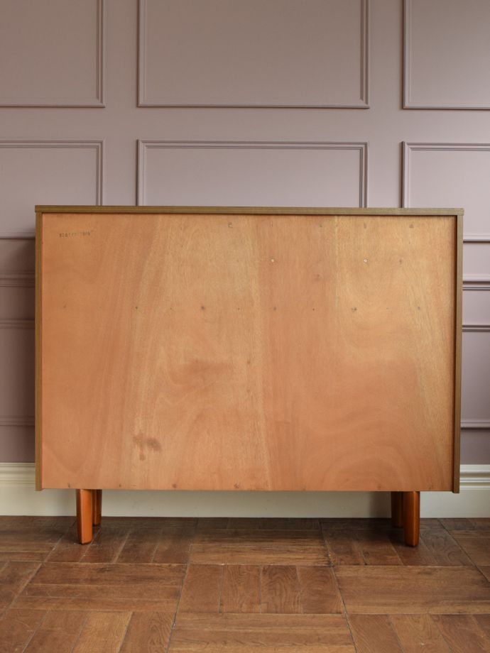 キャビネットの後ろ姿