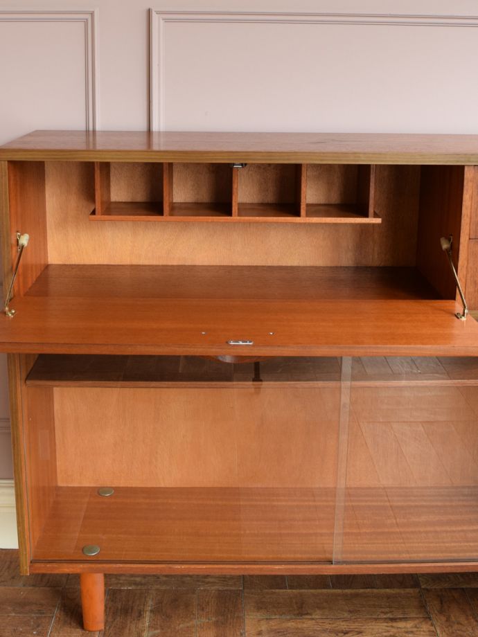 ビューローの扉の中