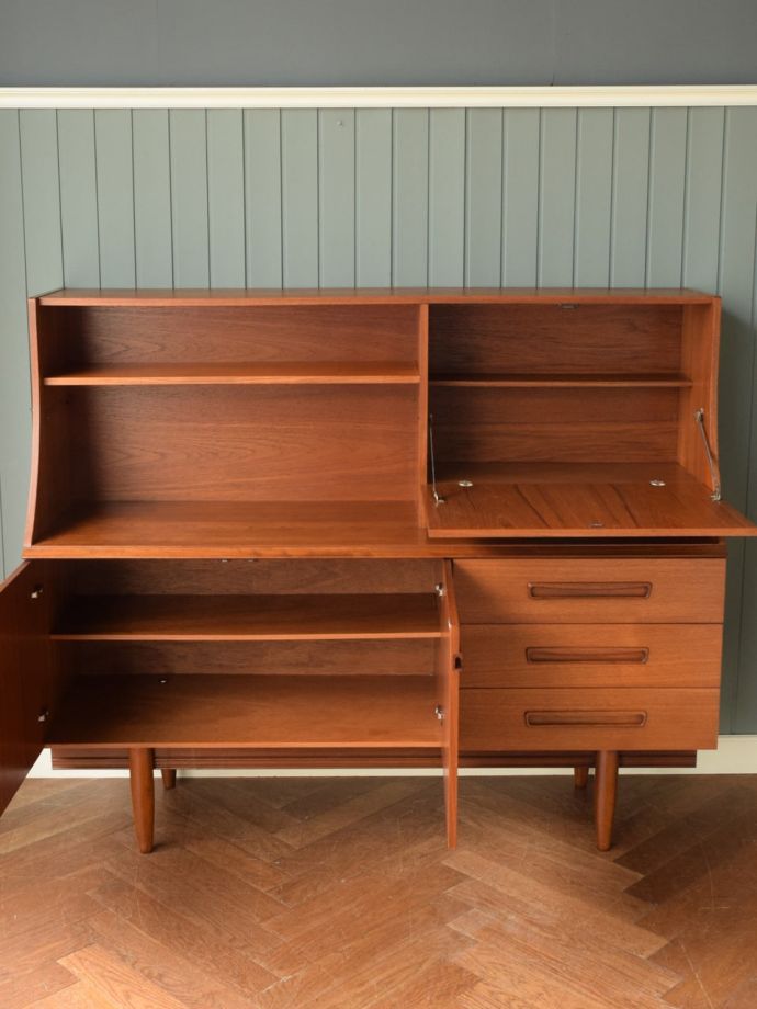 ビンテージ家具の扉の中