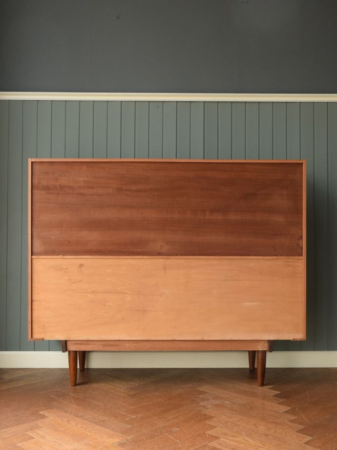 北欧スタイルの家具の後ろ姿