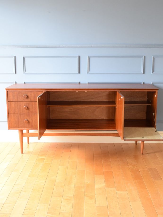 ビンテージ家具の扉の中