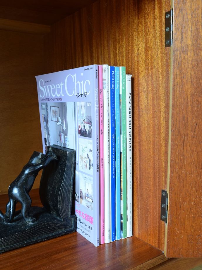 サイドボードの扉を開けると