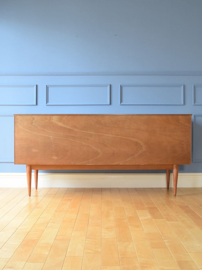 北欧スタイルの家具の後ろ姿