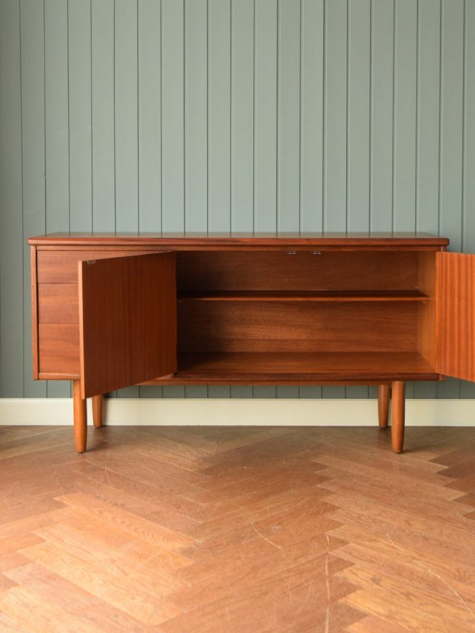 ビンテージ家具の扉の中