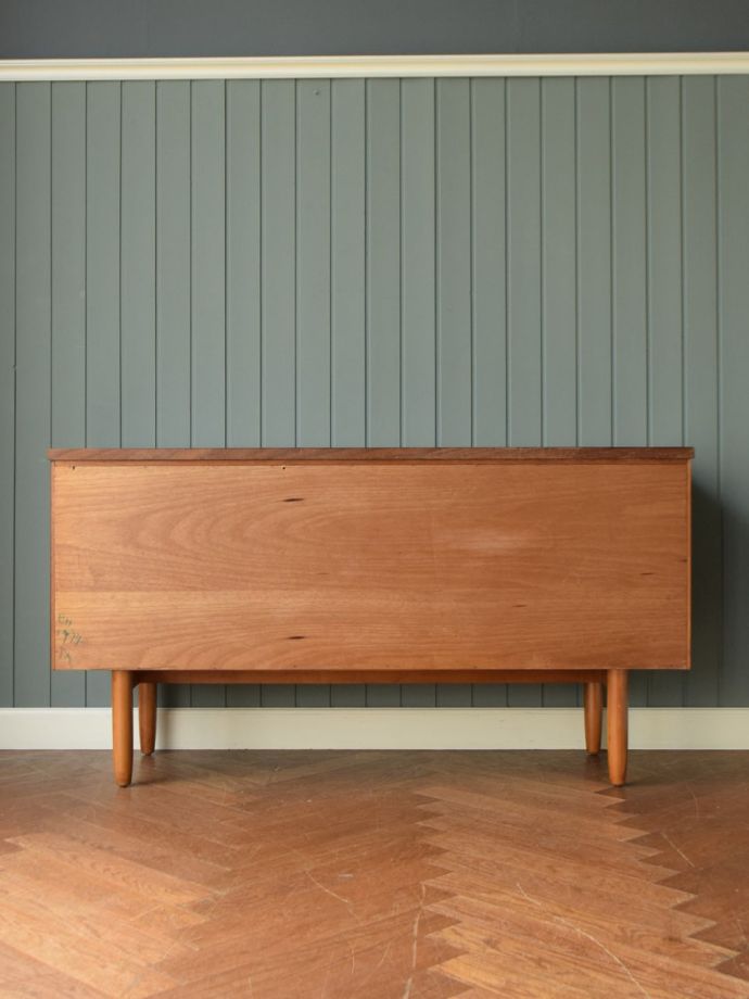 北欧スタイルの家具の後ろ姿