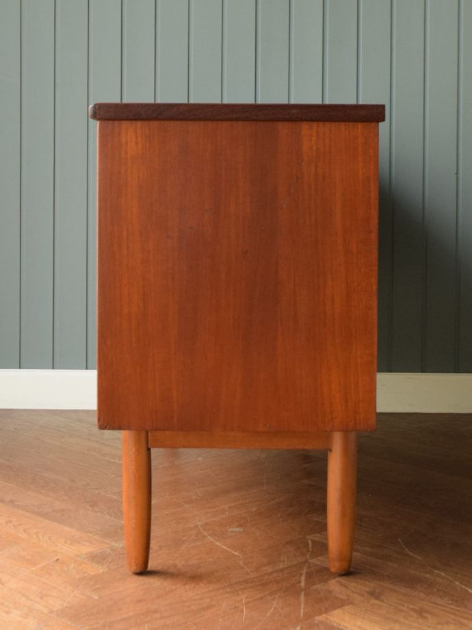 ビンテージ家具の側面