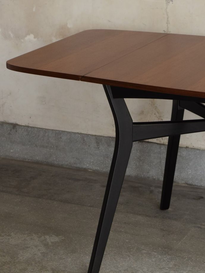 G-PLANのダイニングテーブル