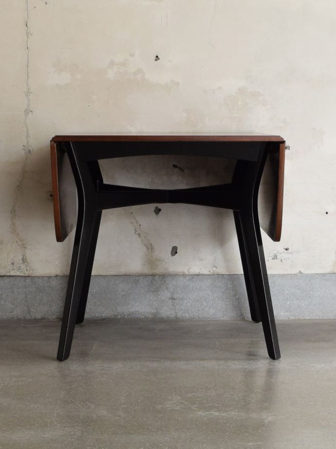 伸長式のダイニングテーブル