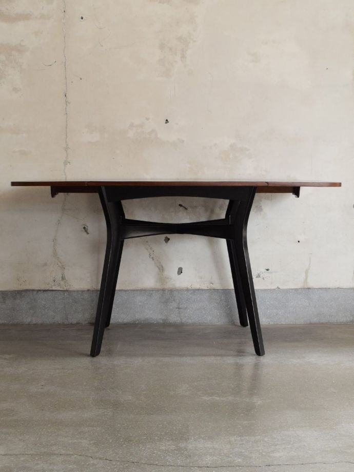 G-PLANのダイニングテーブルの側面