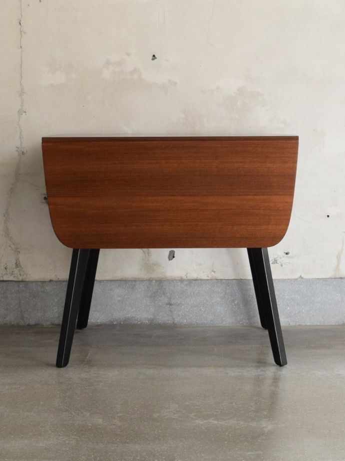 折り畳み式テーブルの側面