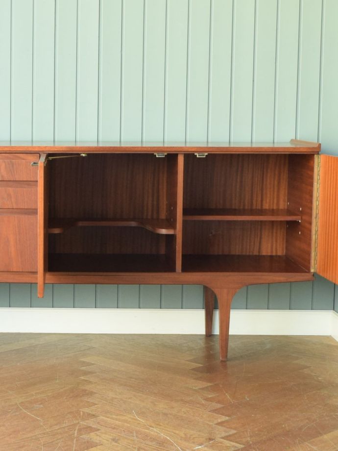 ビンテージ家具の扉の中