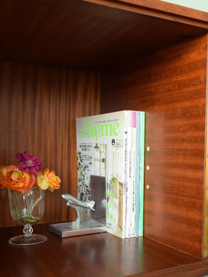 サイドボードの扉を開けると