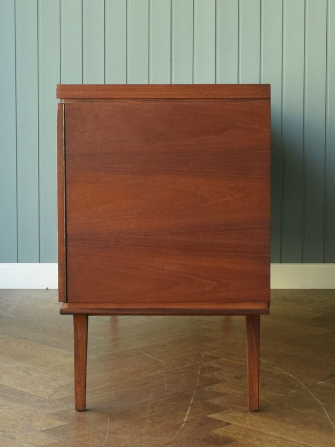 ビンテージ家具の側面