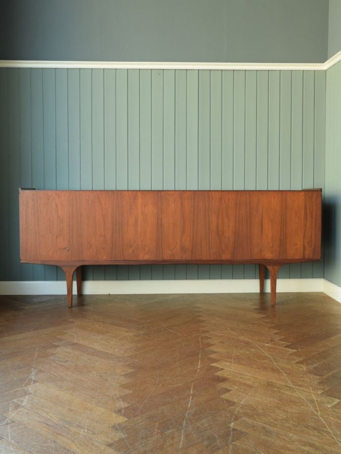 北欧スタイルの家具の後ろ姿