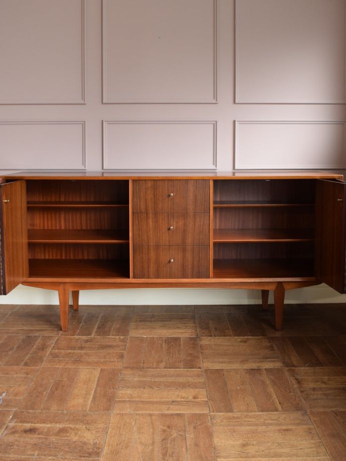 ビンテージ家具の扉の中