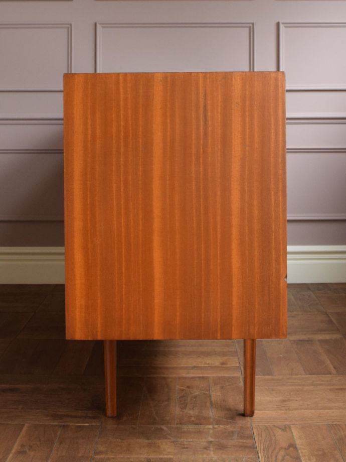 ビンテージ家具の側面