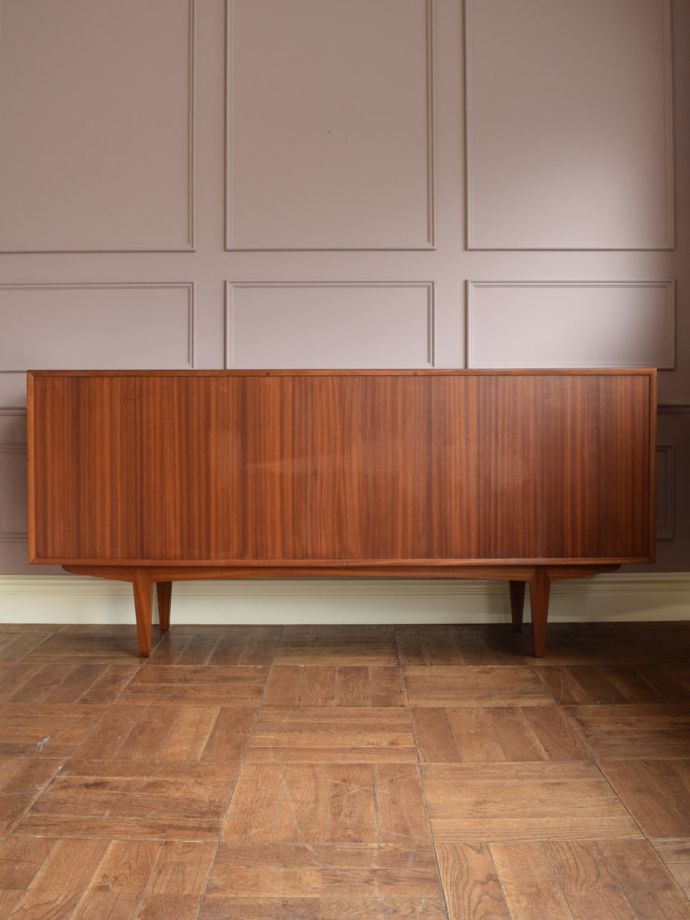 北欧スタイルの家具の後ろ姿