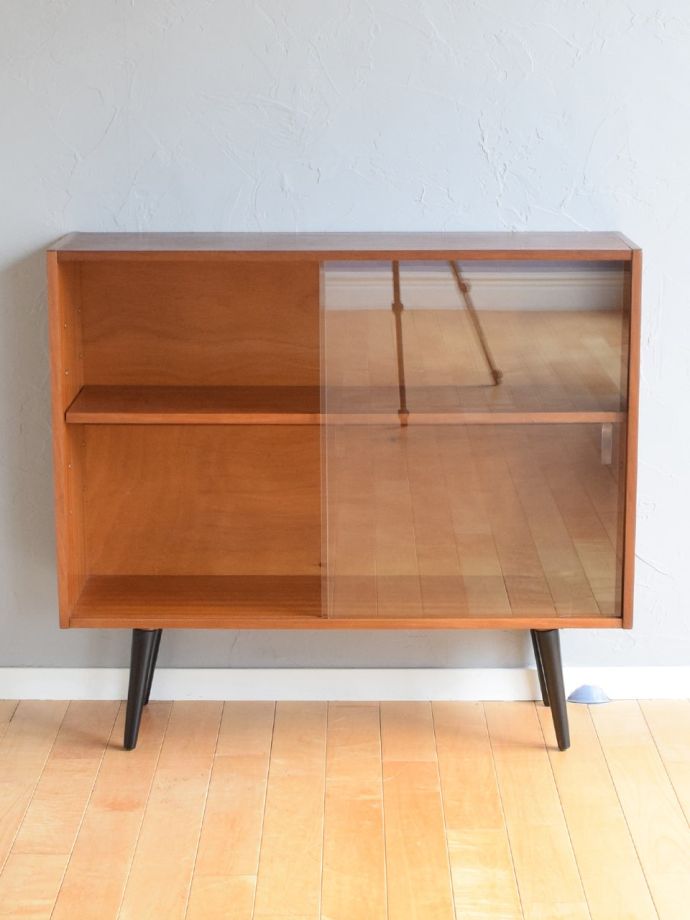 ヴィンテージキャビネットの扉の中