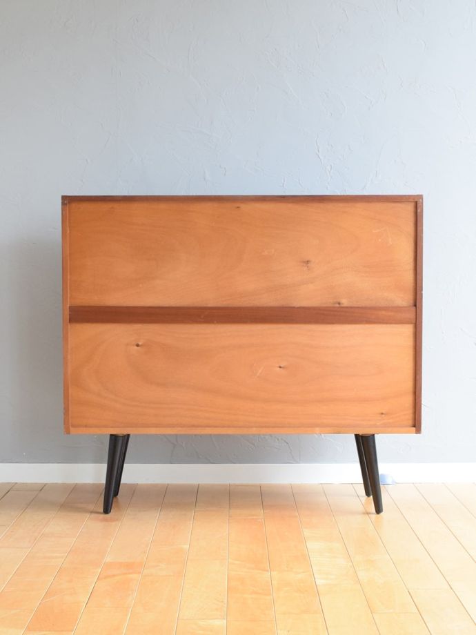 キャビネットの後ろ姿