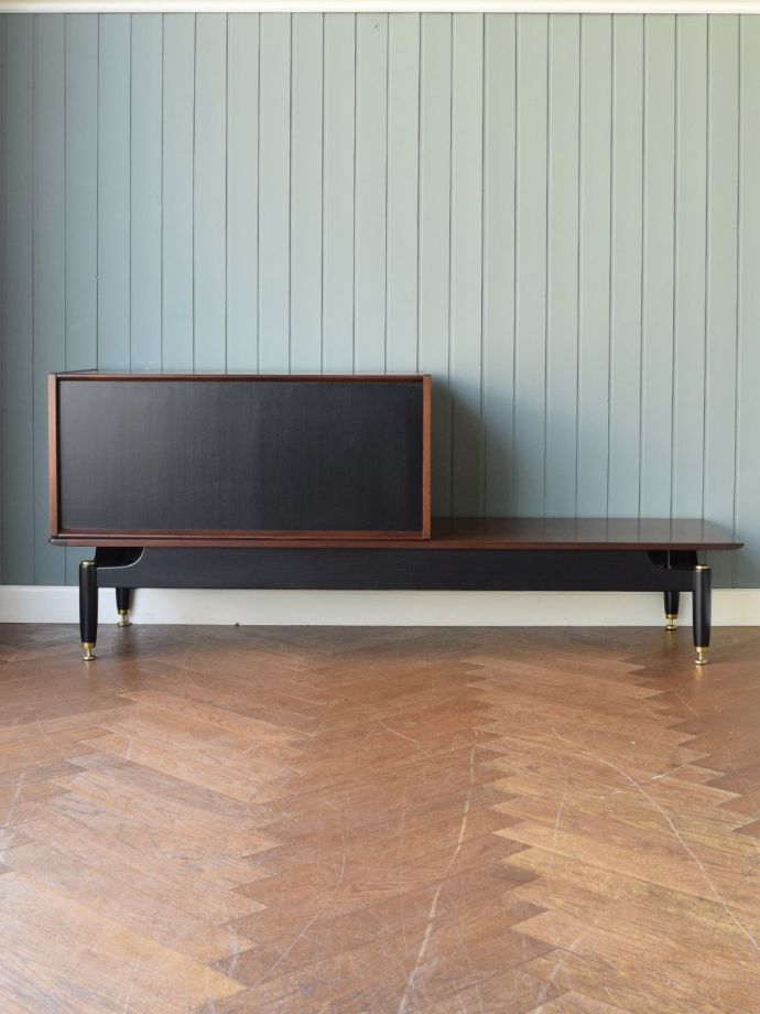 G-PLANのサイドボードの後ろ姿