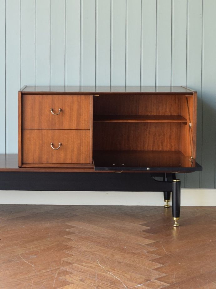 G-PLANサイドボードの扉の中