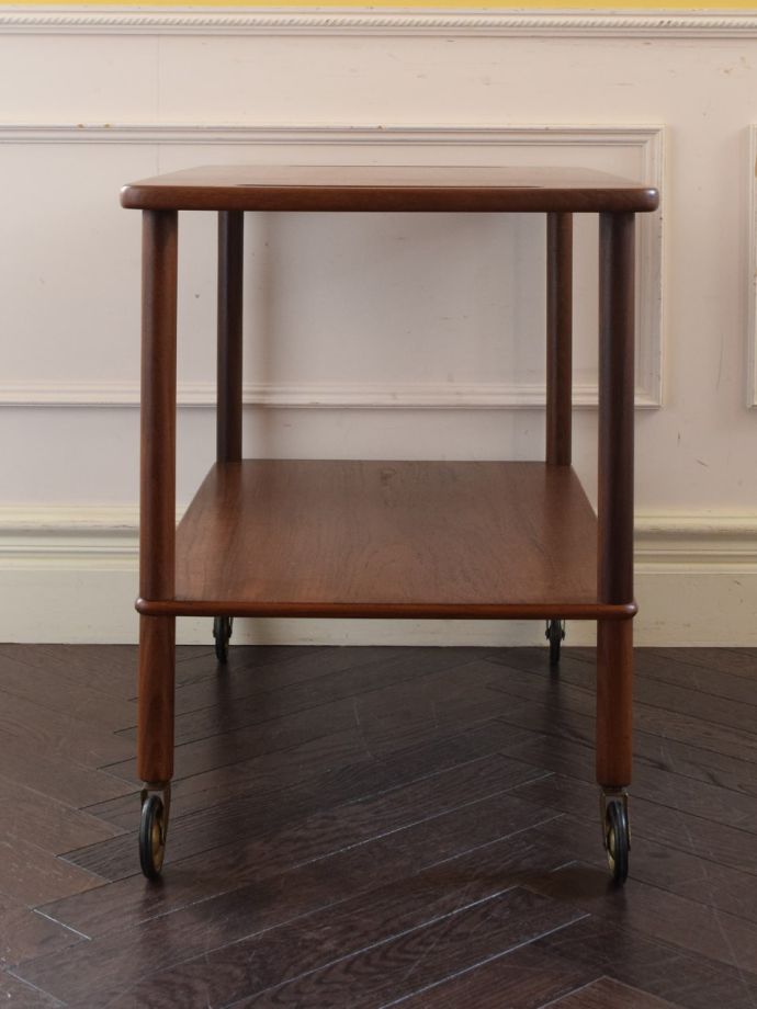 ビンテージワゴンの側面