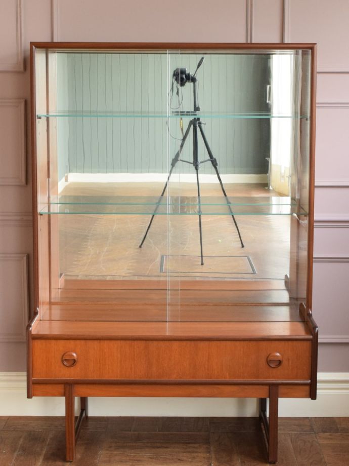 ヴィンテージキャビネットの扉の中