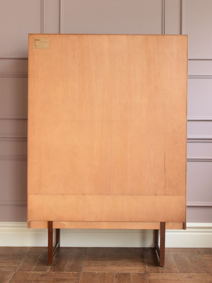 キャビネットの後ろ姿