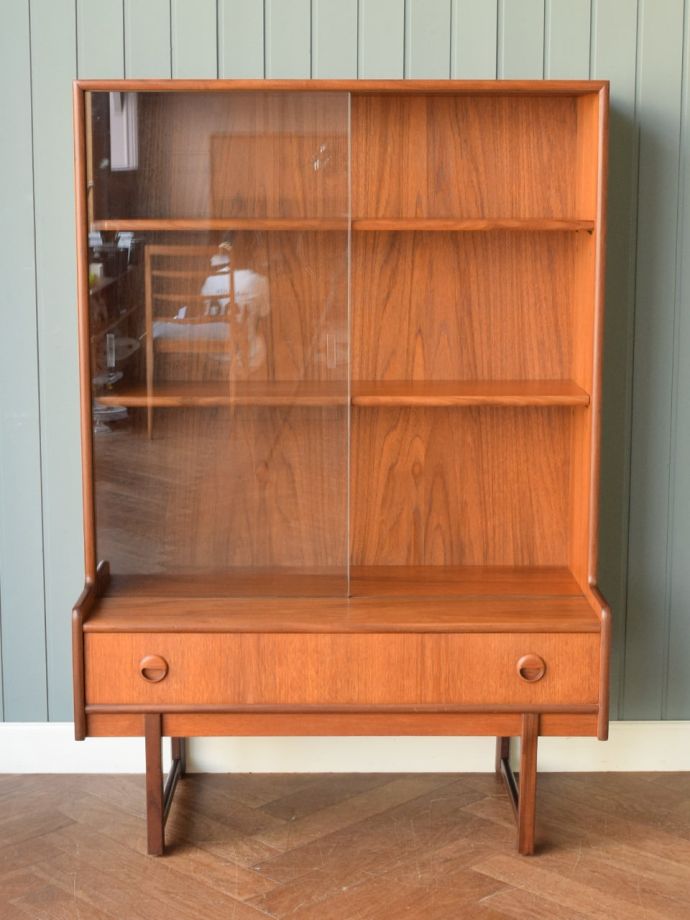 ビンテージ家具の扉の中