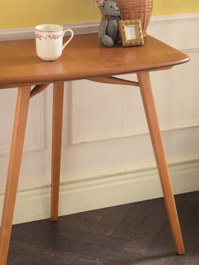 アーコール社のサイドテーブル