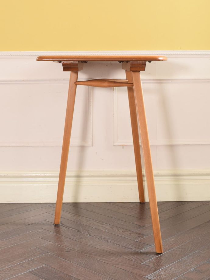 ダイニングテーブルの側面