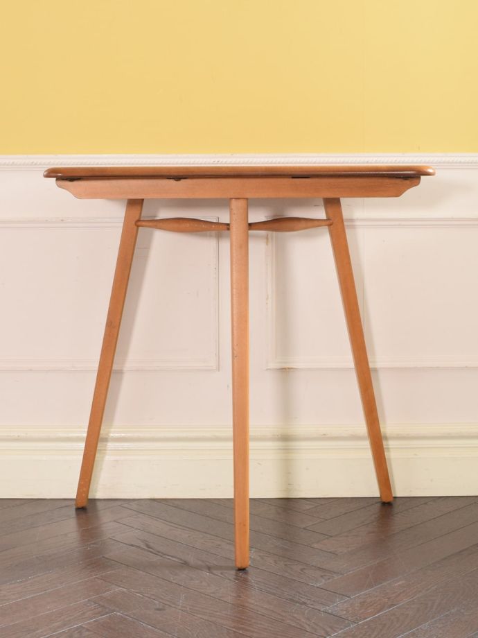 ビンテージテーブルの側面